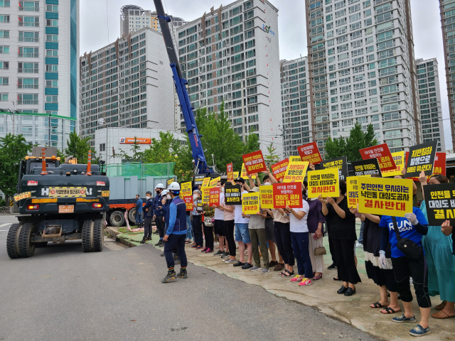 만덕~센텀 대심도 공사 과정에서 소음 피해 민원이 170건에 달할 정도로 주민 불만이 높다. 2020년 7월 시공사인 GS건설 컨소시엄이 ‘비상탈출구’ 공사를 강행하기 위해 펜스를 설치하려 하자 주민들이 반발하는 모습. 부산일보DB