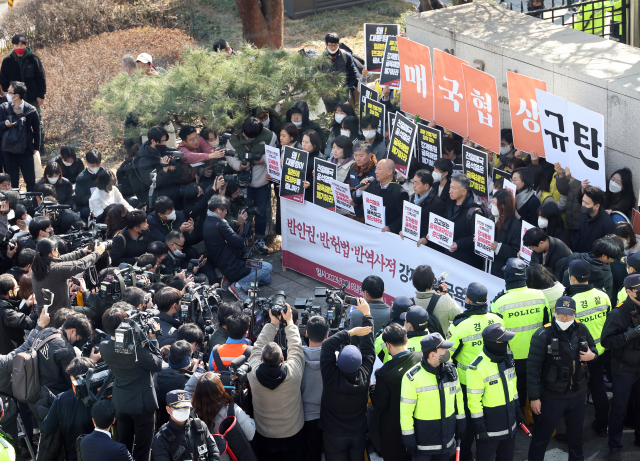 6일 서울 종로구 외교부 청사 앞에서 한일역사정의평화행동 관계자들이 정부의 일제 강제징용 피해배상 해법 발표 관련 규탄 기자회견을 하고 있다. 연합뉴스