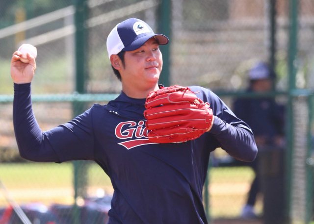 롯데 자이언츠 래리 서튼 감독은 27일 2023시즌 롯데 자이언츠 선발 투수진의 구성을 공개했다. 롯데의 2023시즌 선발 투수진에 합류한 사이드암 투수 한현희. 정종회 기자 jjh@