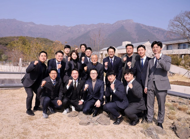 문재인 전 대통령이 지난 6일 양산에서 더불어민주당 청년위원장들을 만났다. 전용기 의원 제공