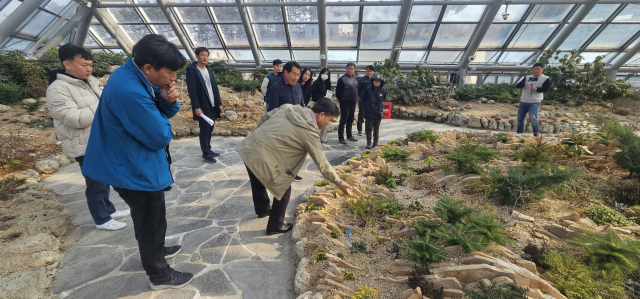 양산시 벤치마킹팀이 지난해 3월 국립백두대간수목원의 한 시설을 둘러보고 있다. 양산시 제공