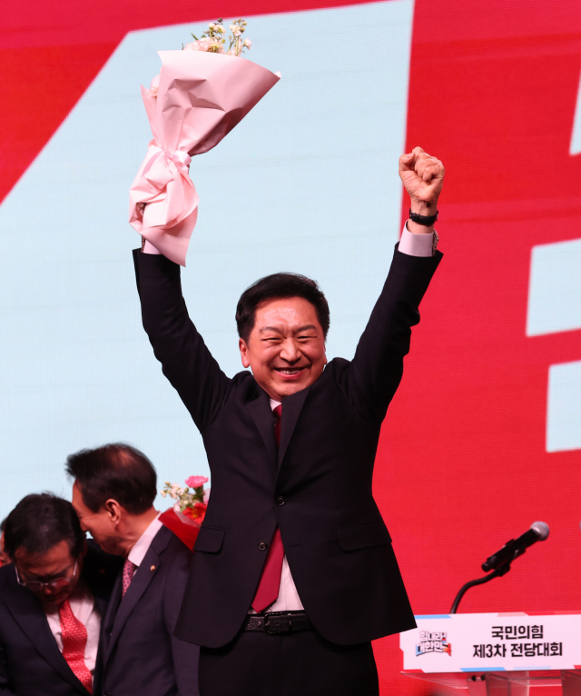 8일 오후 경기도 고양시 일산 킨텍스에서 열린 국민의힘 제3차 전당대회에서 김기현 신임 당대표가 환호하고 있다. 연합뉴스