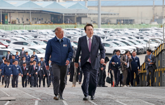 윤석열 대통령이 9일 현대자동차 울산공장 수출 선적부두를 방문해 정의선 현대자동차그룹 회장의 안내를 받으며 수출 차량을 운반하는 선박으로 향하고 있다. 대통령실통신사진기자단