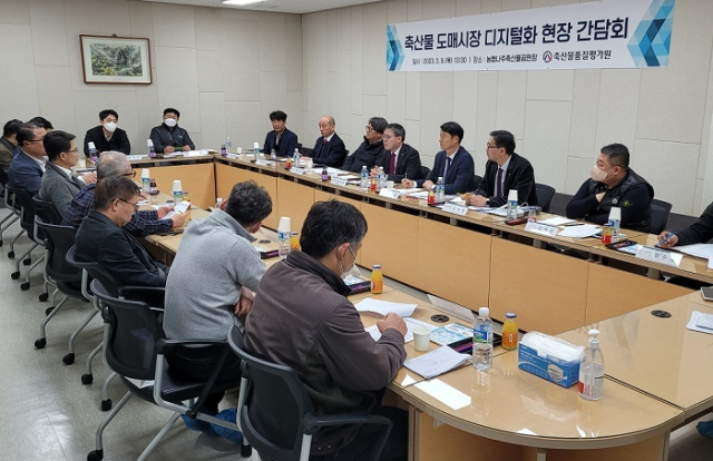 9일 농협나주축산물공판장에서 축산물품질평가원 박병홍 원장, 농림축산식품부 및 농협경제지주 등 각 분야 이해관계자가 참여한 가운데 ‘축산물 도매시장 디지털화 현장 간담회’가 열렸다. 축평원 제공