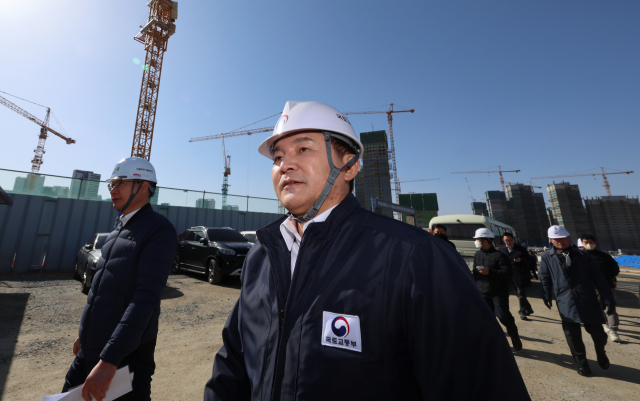 원희룡 국토교통부 장관이 지난 2일 오전 세종시 연기면의 한 건설 현장을 방문해 타워크레인 관련 안전수칙 준수 등 운영상황을 점검한 뒤 간담회 장으로 이동하고 있다. 연합뉴스