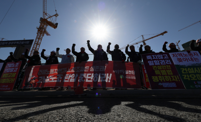 민주노총 전국건설노동조합 관계자들이 지난 2일 오전 원희룡 국토교통부 장관이 타워크레인 관련 안전수칙 준수 등 운영상황을 점검하기 위해 방문하는 세종시 연기면의 한 건설 현장 앞에서 기자회견을 열고 