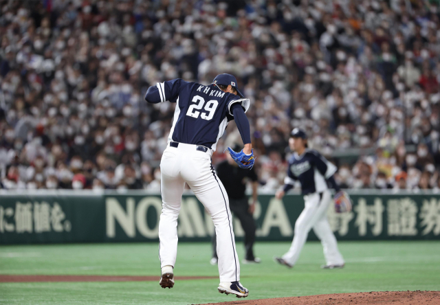 10일 오후 일본 도쿄돔에서 열린 2023 월드베이스볼클래식(WBC) B조 본선 1라운드 한국과 일본의 경기. 2회말 2사 2루 상황에서 한국 선발투수 김광현이 일본 마키를 삼진 시킨 뒤 기뻐하고 있다. 연합뉴스