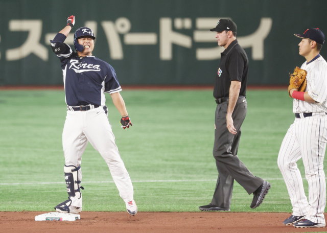 10일 오후 일본 도쿄돔에서 열린 2023 월드베이스볼클래식(WBC) B조 본선 1라운드 한국과 일본의 경기. 3회초 무사 상황에서 한국 강백호가 2루타를 친 뒤 환호하고 있다. 연합뉴스
