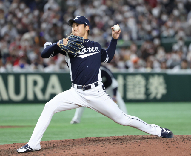 10일 오후 일본 도쿄돔에서 열린 2023 월드베이스볼클래식(WBC) B조 본선 1라운드 한국과 일본의 경기. 7회말 한국 투수 구창모가 공을 던지고 있다. 연합뉴스