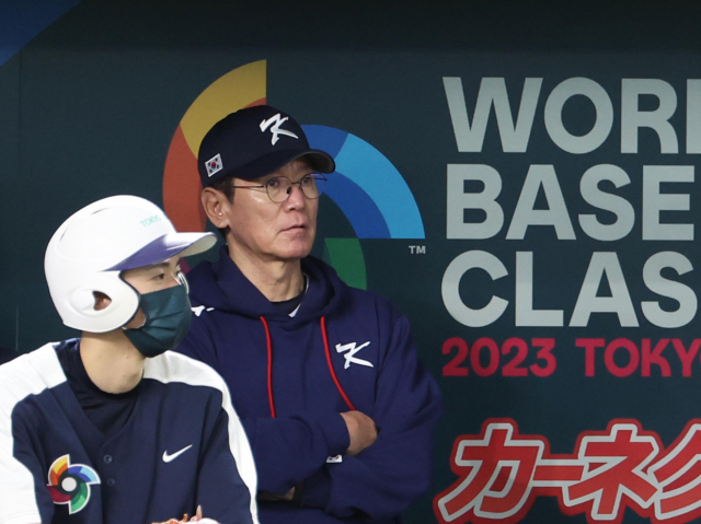 10일 오후 일본 도쿄돔에서 열린 2023 월드베이스볼클래식(WBC) B조 본선 1라운드 한국과 일본의 경기. 7회말 이강철 한국대표팀 감독이 굳은 표정으로 경기를 지켜보고 있다. 연합뉴스