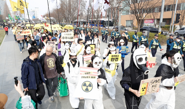 일본 후쿠시마 원자력발전소 사고 12주년을 맞아 ‘고리2호기 수명 연장·핵폐기물반대 범시민운동본부’는 지난 11일 부산 송상현광장에서 고리2호기 수명 연장·영구 핵폐기장 건립·오염수 방류 반대 시민대회를 갖고 서면까지 가두행진을 펼쳤다. 정대현 기자 jhyun@