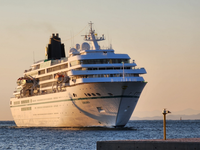 해양수산부는 여행객 500여 명과 승무원 300여 명이 탑승한 크루즈선 M/S 아마데아(Amadea)호가 13일 속초항에 입항했다고 밝혔다. 여행객이 탑승한 크루즈선이 국내에 입항하는 것은 2020년 2월 코로나19 중앙사고수습본부의 입항 제한 조치 이후 3년 만이다. 해수부 제공