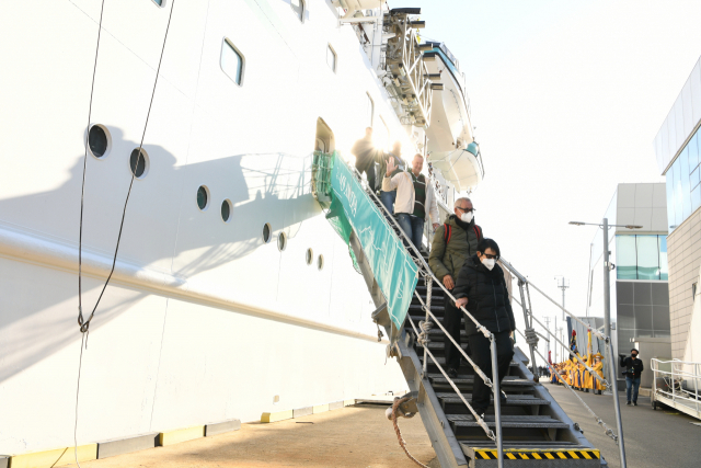 속초항에 입항한 크루즈선 M/S 아마데아(Amadea)호에서 여행객들이 하선하고 있다. 해수부 제공