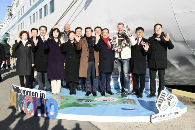 해양수산부와 강원도, 속초시는 크로나19 이후 3년 만의 크루즈선 입항 재개를 기념해 13일 속초항 국제 크루즈 터미널에서M/S 아마데아(Amadea)호 입항 환영행사를 개최했다. 앞줄 오른쪽 두 번째 송상근 해수부 차관). 해수부 제공