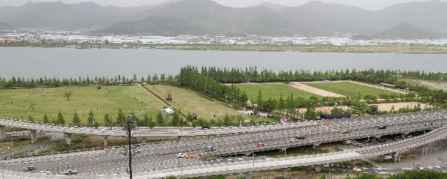 사진은 부산 북구 화명생태공원 파크골프장과 축구장. 부산일보DB