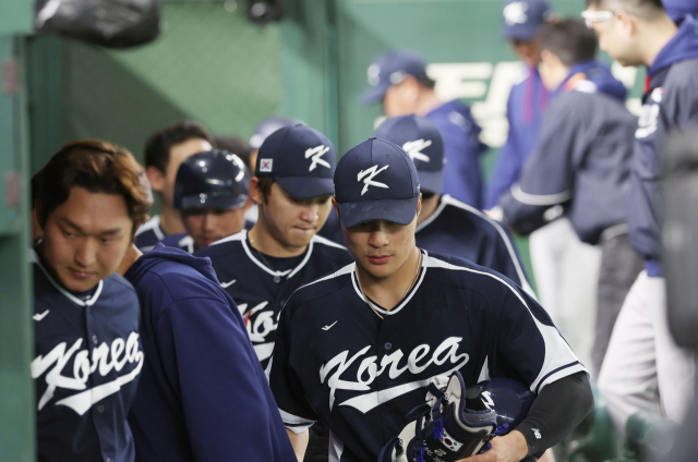 13일 일본 도쿄돔에서 열린 2023 월드베이스볼클래식(WBC) B조 본선 1라운드 한국과 중국의 경기. 5회말 22대2 콜드게임 승리로 경기를 마친 한국 김하성 등 선수들이 그라운드를 떠나고 있다. 연합뉴스