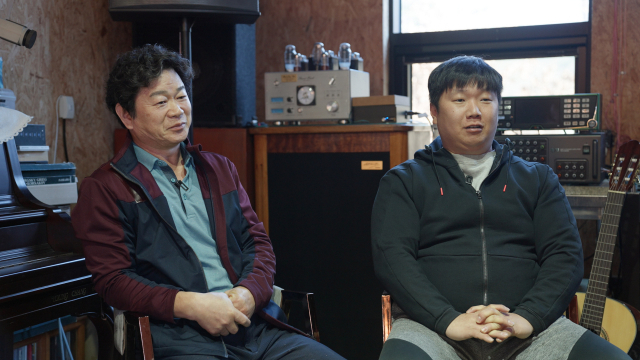 박종대(왼쪽) 대표와 배현준 매니저가 밀양클래식술도가의 역사와 술에 대해 소개하고 있다. 김보경 PD