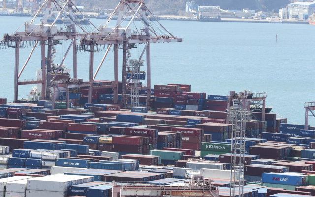 지난달 국제유가가 오르고 원·달러 환율이 상승하면서 수입 제품의 전반적 가격 수준이(원화 환산 기준) 넉 달 만에 상승했다. 부산 신선대부두에서 하역작업이 진행되고 있다. 연합뉴스