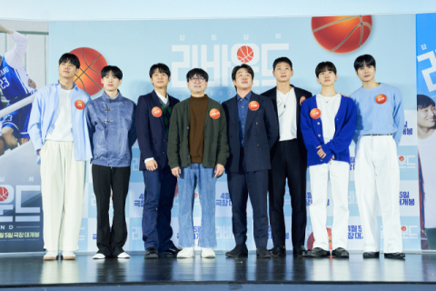 영화 ‘리바운드’ 메가폰을 잡은 장항준 감독(왼쪽에서 네번째)과 출연 배우들이 14일 서울 광진구 롯데시네마 건대입구에서 열린 ‘리바운드’ 제작 발표회에서 포즈를 취하고 있다. 영화 ‘리바운드’는 2012년 부산 중앙고 농구부가 일군 기적 같은 이야기를 바탕으로 한다. 바른손이앤에이 제공