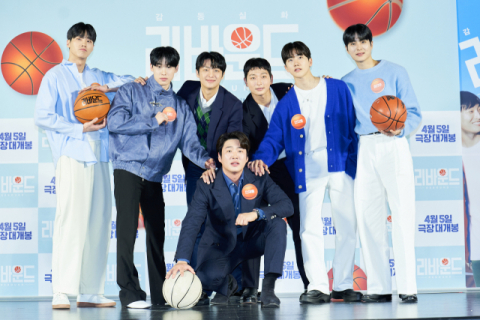 영화 ‘리바운드’ 출연 배우들이 14일 서울 광진구 롯데시네마 건대입구에서 열린 ‘리바운드’ 제작 발표회에서 포즈를 취하고 있다. 바른손이앤에이 제공