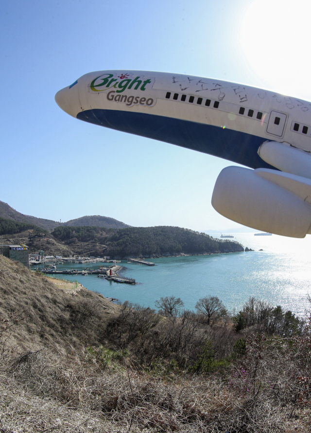 14일 부산 강서구 가덕도 대항전망대에 비행기 모형이 세워져 있다. 국토교통부는 2029년 말 개항을 목표로 한 가덕신공항 로드맵을 밝혔다. 김종진 기자 kjj1761@