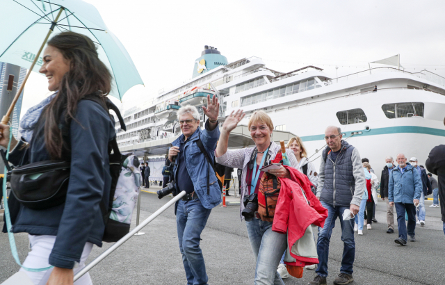 독일 국적 2만 8000t급 크루즈선인 아마데아호가 15일 오전 승객 470명과 승무원 300여 명을 태우고 부산 동구 부산항국제여객터미널에 입항했다. 승객들이 부산 관광에 나서고 있다. 김종진 기자 kjj1761@