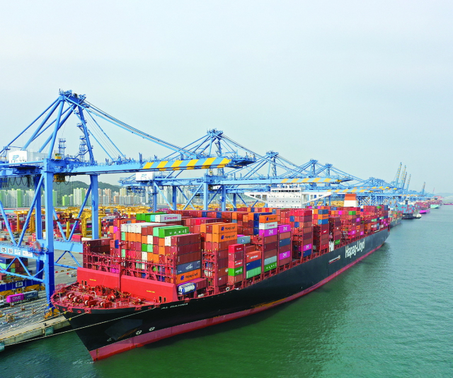 부산항 신항에서 안벽크레인을 이용해 선박에 컨테이너 화물 하역작업을 하고 있다. 부산일보DB