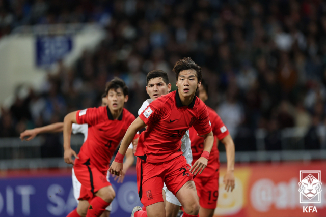 한국 U20 축구 대표팀 김지수(성남)가 14일 열린 우즈베키스탄 상대 준결승전에서 상대 공격을 차단하고 있다. 대한축구협회 제공