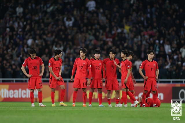 15일 열린 U20 아시안컵 축구 준결승전 승부차기에서 우즈베키스탄에 진 한국 대표팀 선수들이 아쉬워하고 있다. 대한축구협회 제공