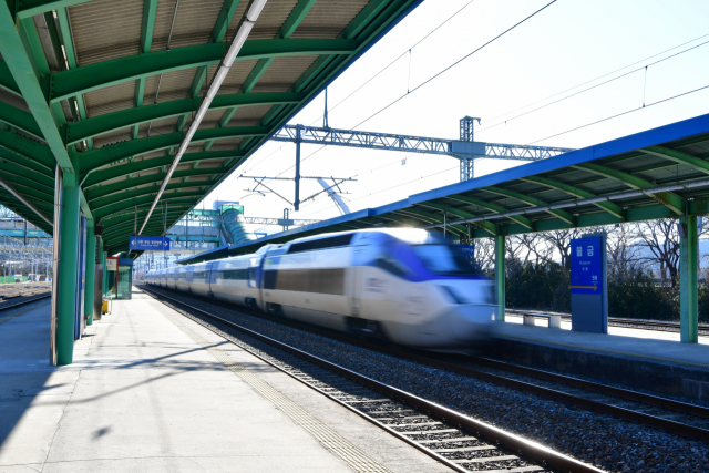 역명 변경이 추진되는 물금역에 KTX가 지나가고 있다. 양산시 제공