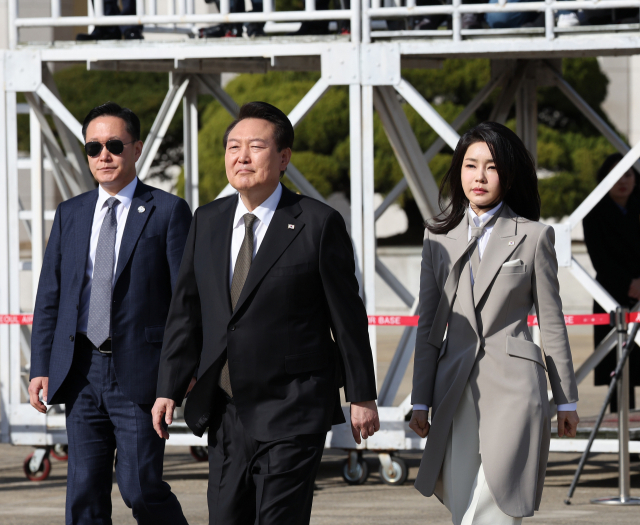 1박2일 일정으로 일본을 방문하는 윤석열 대통령과 김건희 여사가 16일 오전 성남 서울공항에 도착, 공군 1호기로 향하고 있다. 연합뉴스