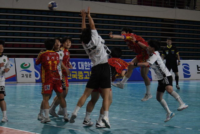 전국 중·고등학교 핸드볼 최강자를 가리는 2023 대한핸드볼협회장배 전국중고등선수권대회가 18일부터 24일까지 7일간 열전을 펼친다. 지난해 경남 고성군에서 열린 이 대회 여고부 결승전 일신여고와 황지정산고의 경기. 부산일보DB