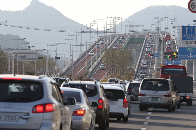가덕신공항 조기 개항에 발맞춰 부울경과 연계한 교통망 확충이 시급하다. 부산과 경남 거제시를 연결하는 거가대교 연결도로 입구. 부산일보DB