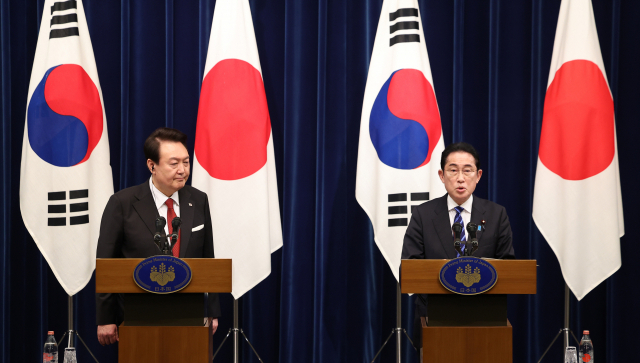 16일 오후 일본 도쿄 총리 관저에서 한일 확대 정상회담 후 열린 공동 기자회견에서 기시다 후미오 일본 총리가 발언하고 있다. 연합뉴스