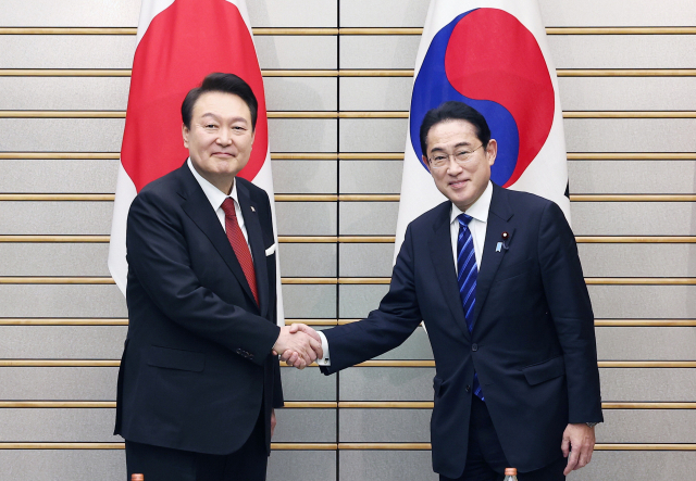 윤석열 대통령과 기시다 후미오 일본 총리가 16일 오후 일본 도쿄 총리 관저에서 한·일 확대정상회담을 갖기에 앞서 악수하고 있다. 연합뉴스