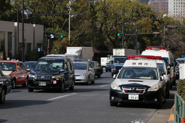 16일 윤석열 대통령과 기시다 후미오 일본 총리의 한일 정상회담을 앞두고 일본 도쿄 도심 도로에 경찰차들이 늘어서 있다. 연합뉴스