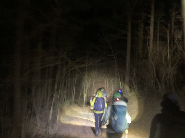 헤드랜턴을 켜고 산행을 시작한다.