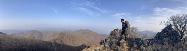 백두대간 석병산 정상 옆 기준점 봉우리에 선 백두대간 종주산행 참가자.