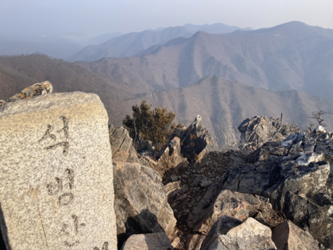 석병산 정상석.
