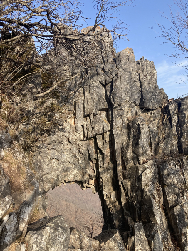 석병산 일월문. 신기하게도 바위 중간에 구멍이 뚫렸다.
