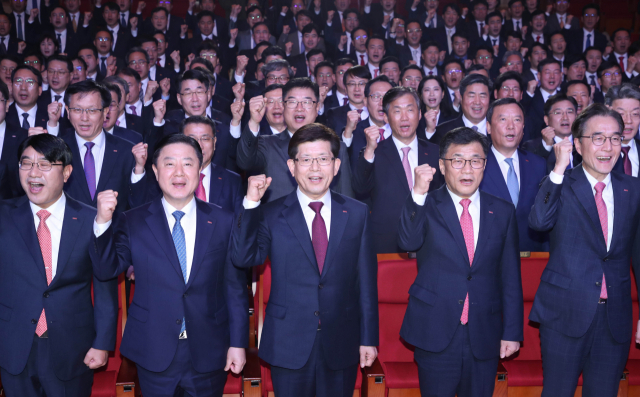 BNK금융지주는 17일 오후 부산 남구 부산은행 본점 대강당에서 제4대 빈대인 회장(가운데)의 취임식을 개최했다. 이재찬 기자 chan@