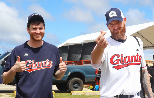 롯데 자이언츠 래리 서튼 감독은 27일 2023시즌 롯데 자이언츠 선발 투수진의 구성을 공개했다. 롯데의 2023시즌 ‘원투 펀치’를 담당할 찰리 반즈(왼쪽)와 댄 스트레일리. 정종회 기자 jjh@