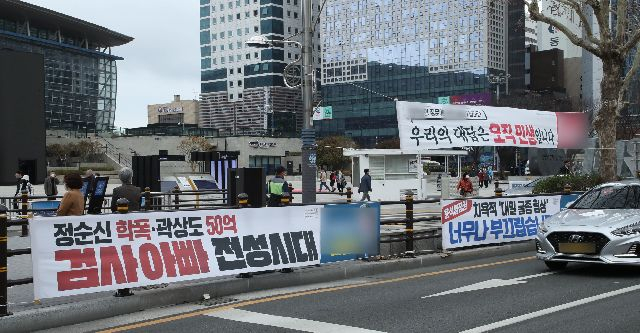 부산 동구 부산역 앞 횡단보도 근처에 각 정당의 현수막이 설치되어 있다. 이재찬 기자 chan@