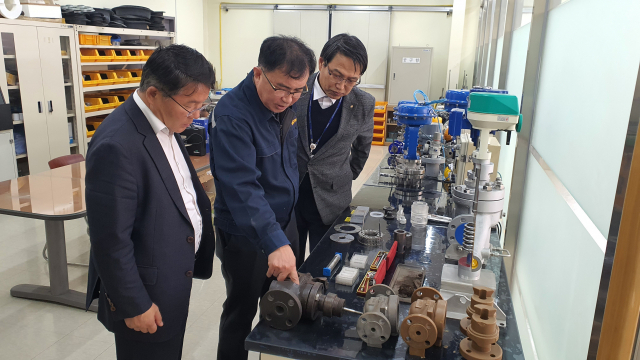 이승우 한국남부발전 사장이 (왼쪽) 서전발맥을 방문해 기자재 설명을 듣고 있다. 남부발전 제공