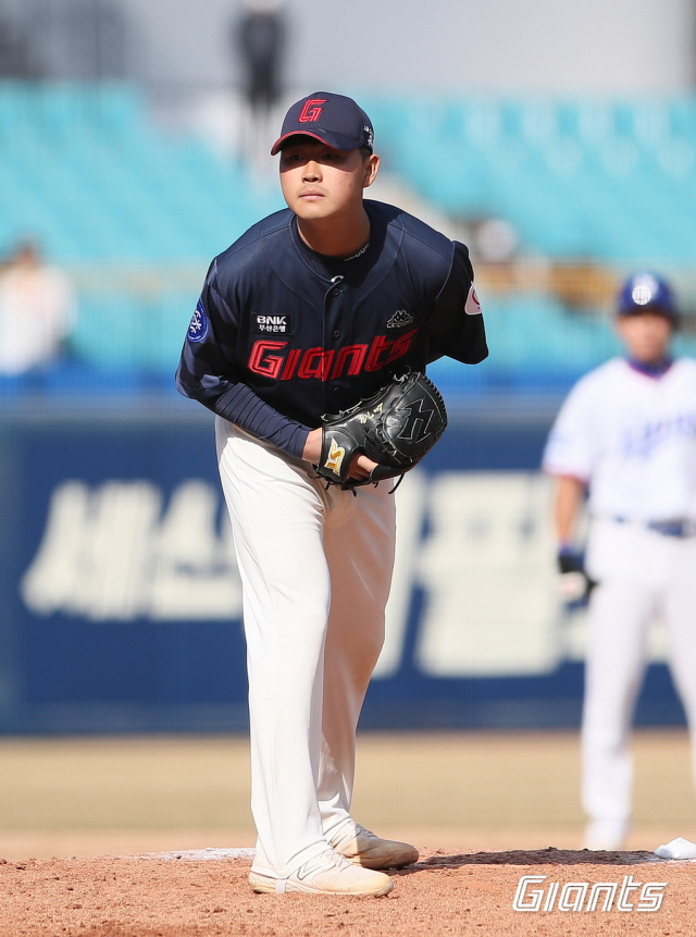 Lee Tae-yeon, arremessador júnior canhoto do Lotte Giants, da Chungam High School.  Cortesia de Lotte Giants