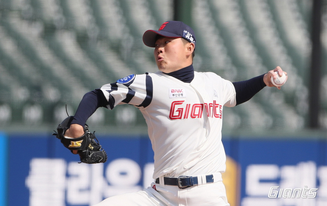O defensor esquerdo do Lotte Giants, Lee Tae-yeon, atinge o jogo de demonstração da KBO League 2023. Cortesia de Lotte Giants