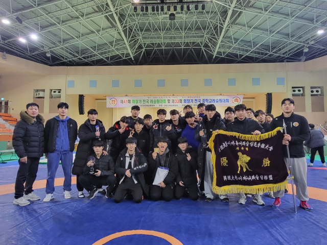 제41회 회장기전국레슬링대회에서 종합우승을 차지, 대회 3연패를 달성한 동아대 레슬링부. 동아대 제공