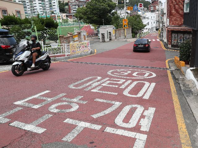 부산 해운대구 한 초등학교 앞 도로에 어린이보호구역 표시가 돼있다. 사진은 이 기사와 관련 없음. 부산일보DB