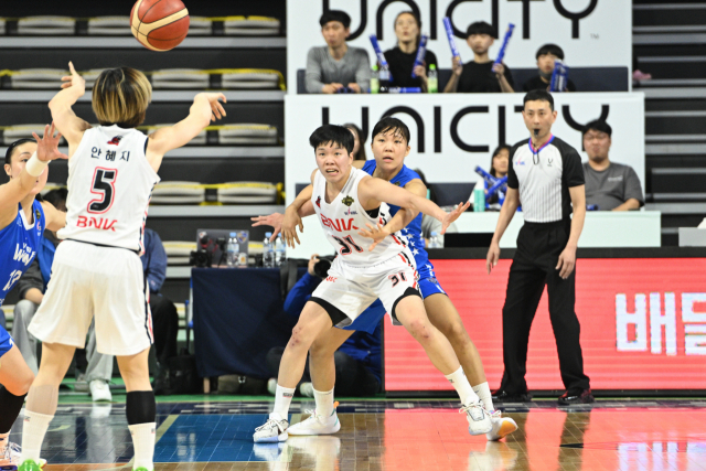 여자프로농구 WKBL 부산 BNK 썸이 21일 아산 이순신체육관에서 열린 2022-2023 여자프로농구 챔피언결정전 2차전에서 67-84로 졌다. BNK 가드 안혜지와 센터 진안이 패스를 하며 득점 기회를 얻기 위해 노력하고 있다. WKBL제공