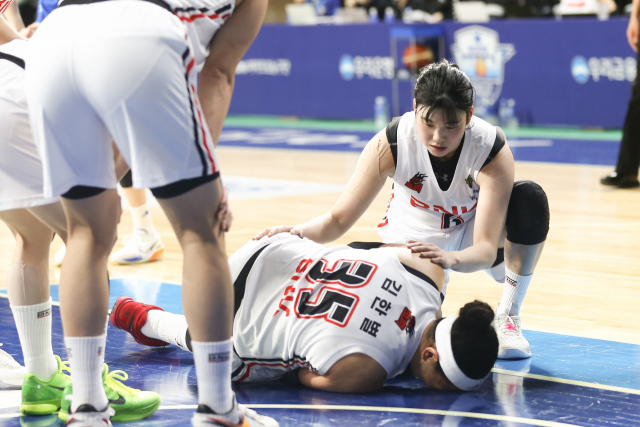 여자프로농구 WKBL 부산 BNK 썸이 21일 아산 이순신체육관에서 열린 2022-2023 여자프로농구 챔피언결정전 2차전에서 67-84로 졌다. BNK 포워드 김한별이 2쿼터 종료 2분 전 리바운드 과정에서 오른쪽 발목 부상을 당해 코트에 쓰러져 있다. WKBL제공